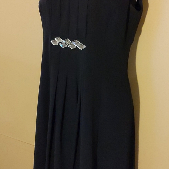 Ladies Ann Taylor LOFT Sleeveless Black Dress w/Front Pleats/ Classy Sz 10 - Picture 3 of 10